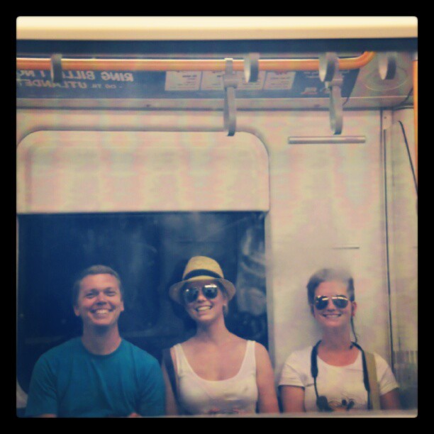 Instagram: Mine søstre, @karen_marie_ og Inger Kristine, og meg på t-banen