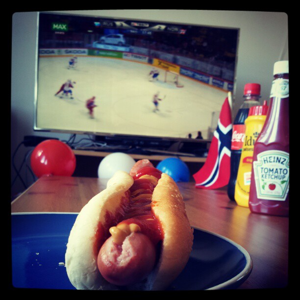 Instagram: Pølsefest og hockey!