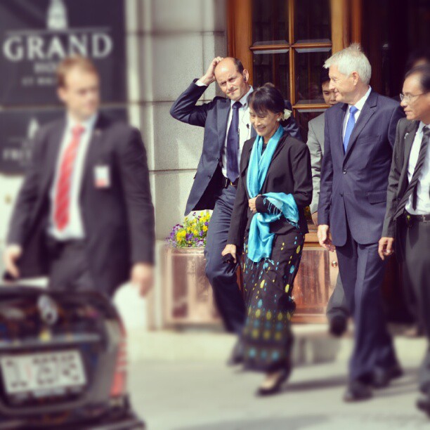 Instagram: Aung San Suu Kyi forlater Grand Hotel